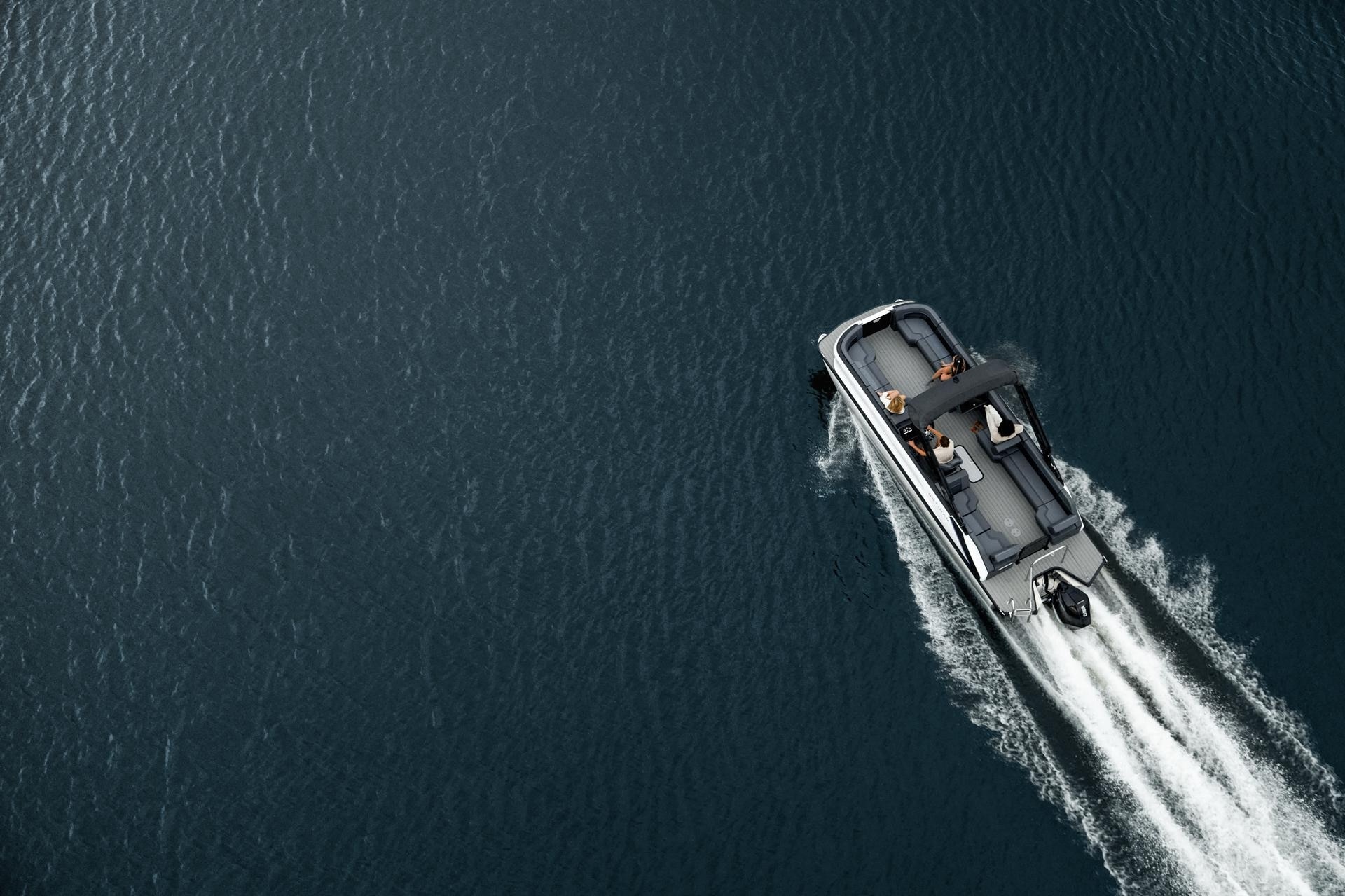 Vue de haut d'un ponton Manitou allant vite sur l'eau