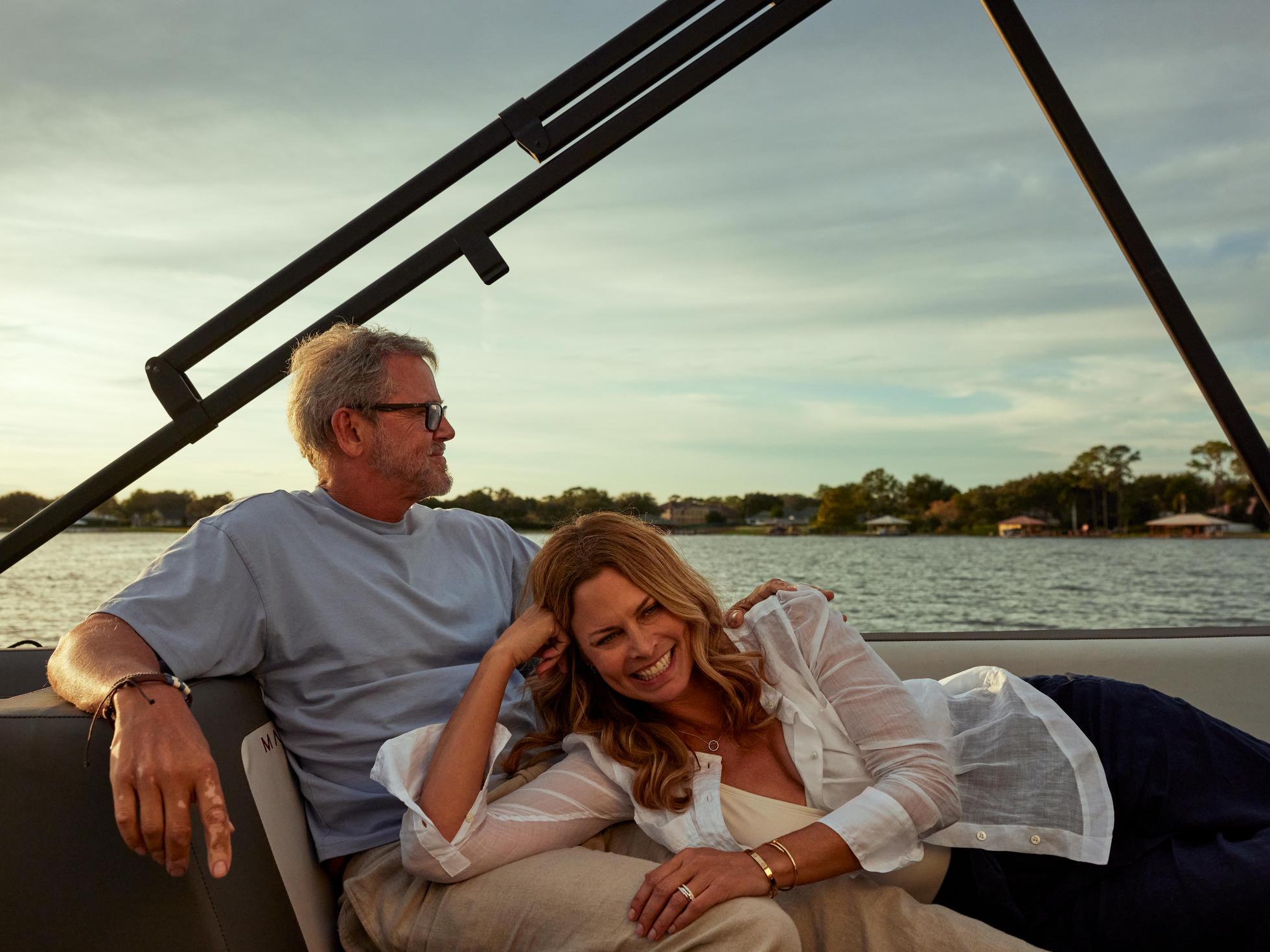 Un couple heureux sur un bateau triton Manitou Cruise