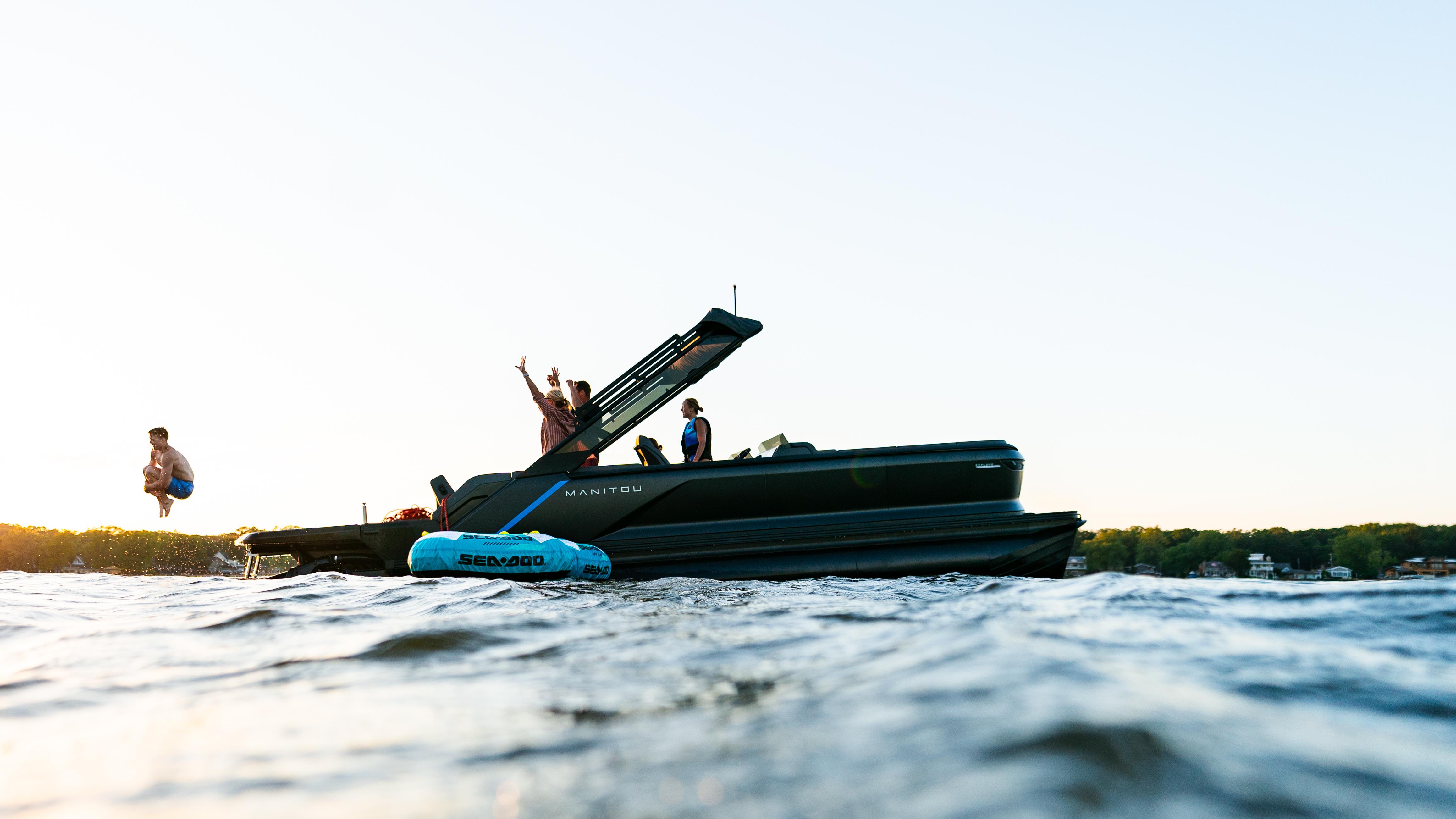 Une famille profitant d'une belle journée sur leur Manitou Explore 2025 avec Max Deck et ses accessoires